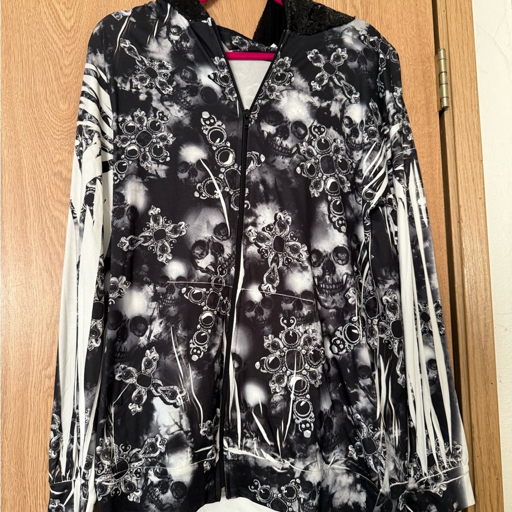 Black and White Skull and Cross Women's Zip-up